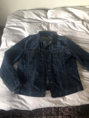 Mörkblå jeansjacka XL - Jeansjacka från HM herr, storlek XL. Byst: 60cm. Höft: 58cm. Finns inga bilder på men Dma gärna vid andra frågor eller funderingar. Köparen står för frakt.