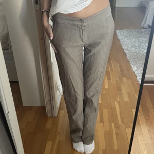 Lågmidjade kostymbyxor  - Beigebruna kostymbyxor som sitter lågmidjade och bootcut🫶 har använts väl men fortfarande i jättebra skick