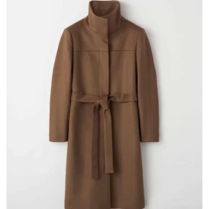 Tiger of Sweden Coat Corin Size S - Otroligt fin kappa från tiger of Sweden. Använd endast 1 gång och är nästintill i nyskick (Nypris 5000kr). Kan skicka flera bilder vid intresse🍀