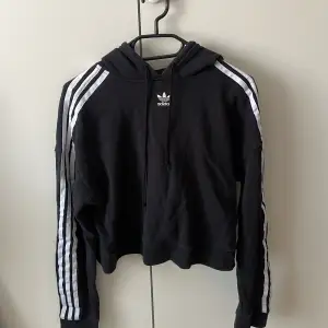 Svart adidas hoodie i storlek S. Sparsamt använd. Gåva vid köp🍬