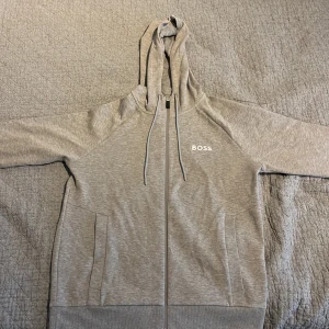 Hugo boss zip hoodie - Aldrig använd då den inte passar mig, storlek S men är stor i storleken.