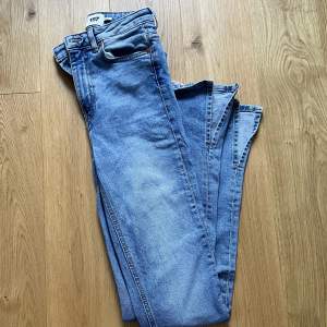 High waist jeans med liten slits längst ner från Lager 157  Storlek: XS  Kontakta mig vid intresse eller andra frågor! 🤍