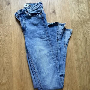 High waist jeans, Lager 157 - High waist jeans med liten slits längst ner från Lager 157  Storlek: XS  Kontakta mig vid intresse eller andra frågor! 🤍