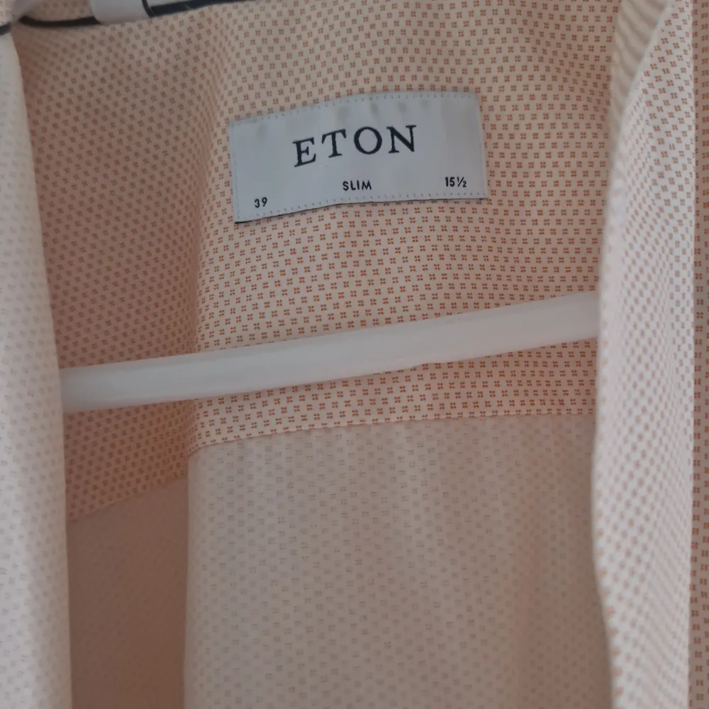 Säljes en fin Eton Slim skjorta i storlek 39. Ljusa fina färger se bilder. Använd några få gånger. Skjortor.