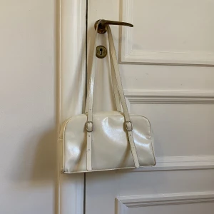 Cremevit axelväska  - Helt ny och trendig axelväska i fakeläder! Går bra att klicka på köp nu🤍