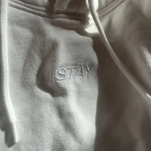 Stay hoodie - En svin snygg vit simpel hoodie från stay, hör av dig vid fler frågor😍😍
