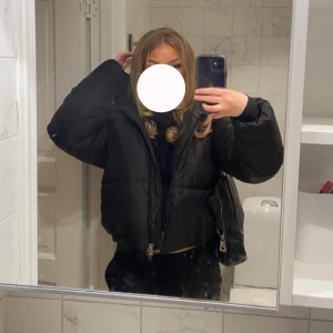 Svart vinterjacka  - Varm och mysig svart vinterjacka från weekday, knappt använd. Storlek S☺️