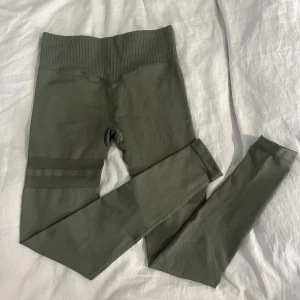 Stronger gröna tights, strl S  - Oanvända nya tights från stronger, säljs då de ej kommer till användning.  Köptes för 800 säljer för 550
