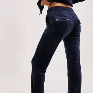 juicy couture byxor - säljer mina juicy couture byxor då dom inte kommer till användning! bra skick, nypris 1200kr 😊hör av er vid frågor! 