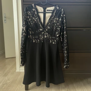 Hickap-klänning  - Svart klänning från Hickap med spets upptill. Endast använd 1 gång & är därför i nyskick.  Köpare står för frakt 
