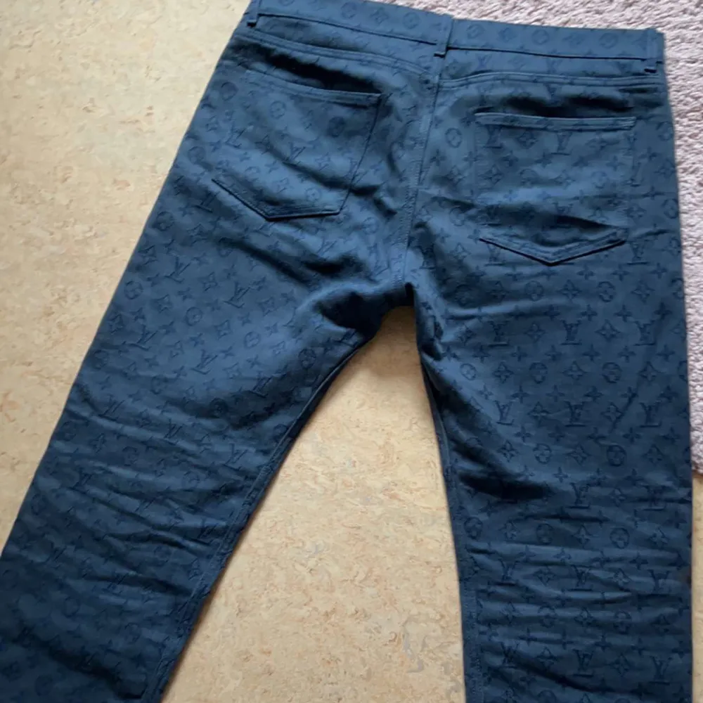 Lv jeans Skick: 8,5/10  Storlek: 33 i midjan  Pris: 5000kr Köpta på garmsmarket digitalt kvitto finns . Jeans & Byxor.