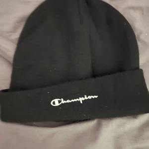Champion mössa svart  - En jätte fin champion mössa som är i 10/10 skick. 