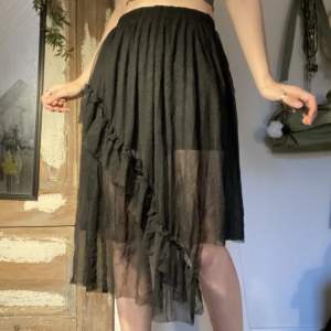 Superfin kjol med volanger, köpt på second hand men i bra skick! Köp gärna via köp nu <3