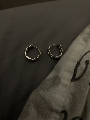 Örhängen - Mockberg - Säljer dessa skit snygga örhängena från mockberg, helt oanvända! Äkta silver