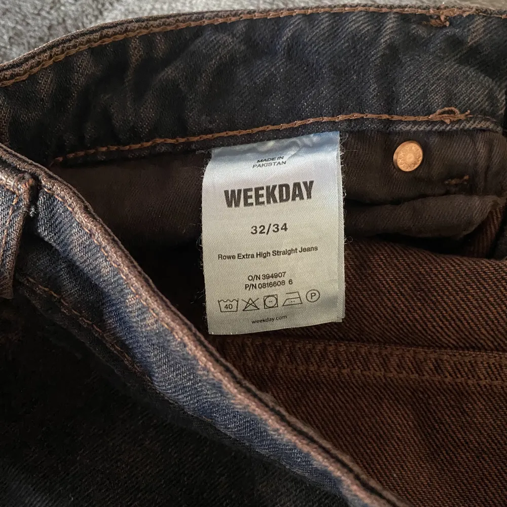 Ett par fina jeans från Weekday. Damstorlek 32/34. Änvänd några gånger men är i bra skick.. Jeans & Byxor.