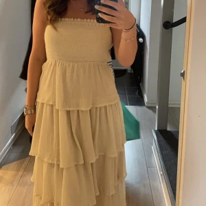 Klänning  - Säljer denna jätte söta fina klänningar som har massa volanger på sig! Använd fåtal gånger så den är i bra skick! 