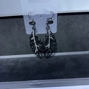 Örhänge ”Leaf” - Örhänge ”Leaf” Matcha dina snygga halsband med dessa fräcka örhängen🫶