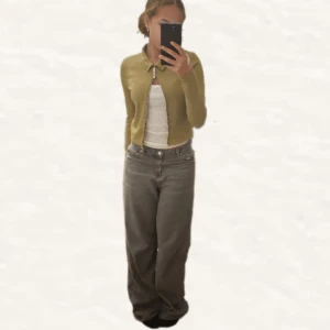 Y2k långärmad tröja - Säjer denna supersnygga långärmade grön tröja. Har aldrig använt den så kvalite på topp! Ser outfits med tröjor som denna överallt på pinterest.
