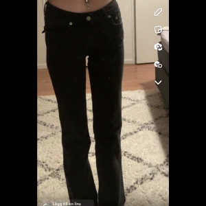 low waisted jeans  - helt oanvända låg midjans jeans från lager 157. Beställde fel storlek så dom är i nyskick💓 nypris : 400   storlek XS , passar i längden upp till ungefär 1,65 💜