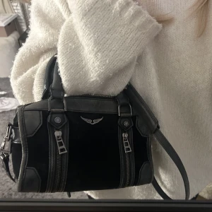 Zadig Väska  - säljer min finafina väska!! lite slitningar men annars jättefint skick 😋