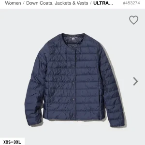 Uniqlo jacka - Säljer denna då den inte kommer till någon användning. Den är i perfekt skick och knappt använd. Kontakta för fler bilder❤️