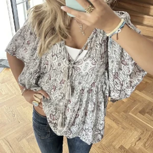 Blus  - Säljer denna snygga blus! Storlek S och köpt här på plick. Lånade bilder 💗 