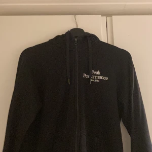 Peak performance hoodie - Säljer den eftersom att den är för liten. Använd lite och i bra skick 9/10