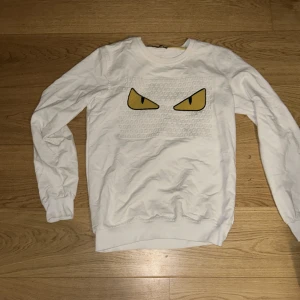 FENDI WHITE HOODIE - Condition 8/10 SIZE L (PASSAR M) Knappast använd 