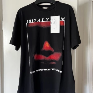 Alyx T-shirt  - T-shirt från Alyx  Helt ny. Storlek S  Nypris £219 / ~2900kr  Mitt pris 1500kr