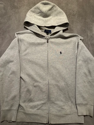 Polo Ralph lauren zip hoddie  - En snygg zip hoddie från Ralph lauren. Skicket är bra men har en litet fläck på ena armen(se första bild) men fläcken märks knappt. 