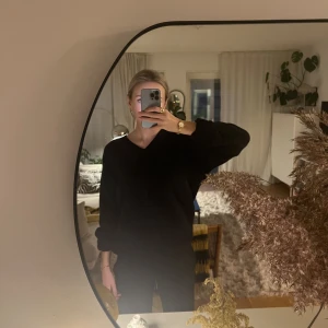 Stickad tröja från Brandy Melville  - Nu säljer jag min väldigt fina stickade tröja från Brandy Melville, i marinblå/mörkblå. Finns inte längre på hemsidan och nästintill oanvänd. Storlek one size (jag bär vanligtvis storlek S/M i stickat), färgen framgår bättre på andra bilden 🤍