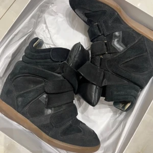 Isabel Marant skor  - Isabel Marant skor i bra skick! Smutsiga på insidan, se bild. Kartong ingår! 