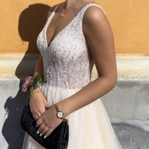 Balklänning - Balklänning från dressroomlinne Uppsydd efter mig som är 156cm Storlek 36 Nypris ca 5000kr 