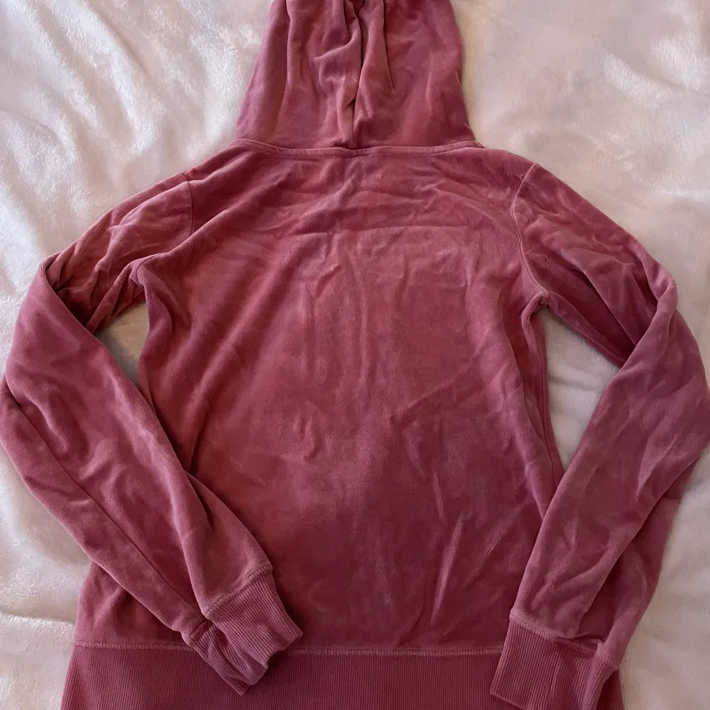 En söt rosa juicy couture liknade tröja från Cubus. Bra skick säljer pga att den inte passar mig längre. Köparen står för frakt och pris kan diskuteras💕. Hoodies.