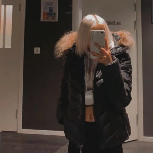 Hollies jacka - Säljer min svarta hollies jacka!  St:36 Bra skick!