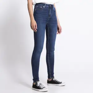 Hej! Jag säljer ett par mörkblå skinny fit jeans i storlek S från Lager 157. Byxorna är använda några gånger men inga synliga skador. Ordinarie pris är 200 kr, men jag säljer dem för 80 kr på grund av att de har blivit för små. 