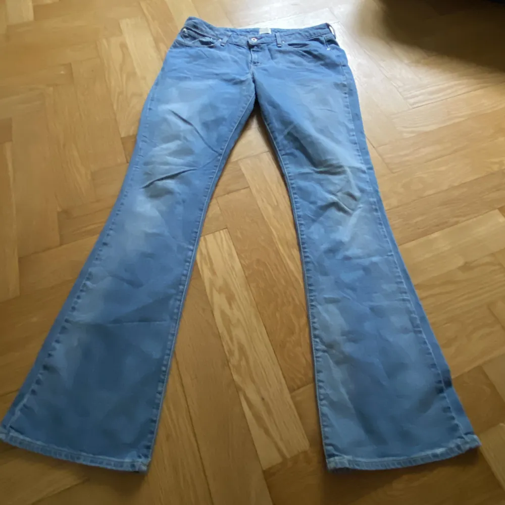 Ett par lågmidjade levis jeans i en bootcut modell i mycket bra skick. Storlek står inte men de är lite stora och för långa på mig som är 165 och brukar ha S ibland M. Innerbenslängden är 80 och midjemåttet tvärs över ca 40 cm. Jeans & Byxor.