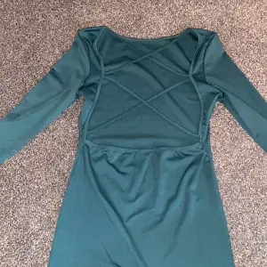 Säljer en jätte fin grön klänning med öppen rygg.  Den är lite uppsydd på längden då den va rätt lång. Storlek S Säljer för 70kr