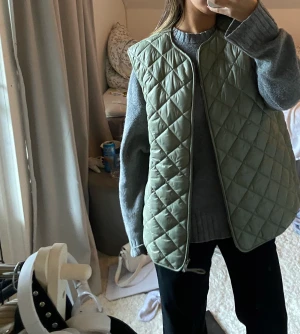 Väst - Säljer denna skit snygga gröna västen från mango som tyvärr int kommer till nån användning. Strl xl men passar mig som brukar ha S! Knappt använd 