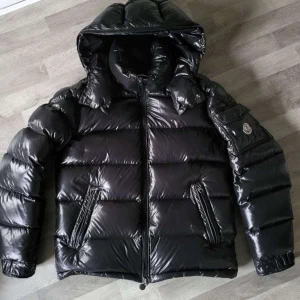Moncler maya - Bra skick och behandlad väl, inköpt i slutet av 2020. Storlek S/2. Priset kan diskuteras vid snabb affär. Kontakta för mer frågor. KVITTO INGÅR 