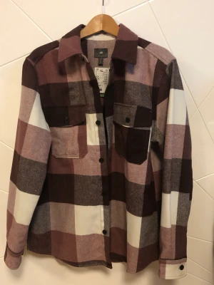 Overshirts  - I wear it 3 times in shops to see if it fits at home and at one time outside but it’s still in a good shape. I moving out of Stockholm in one week. so if ur interested in it then hurry up  Size M but also can fit L
