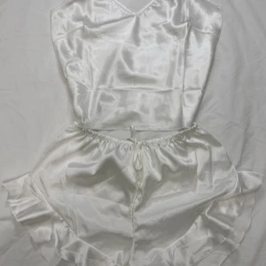 Coquette nightwear - Super pretty and cute, it feels also really light and smooth on the skin.   Price is negotiable so try your luck! Please write to me before purchasing!  