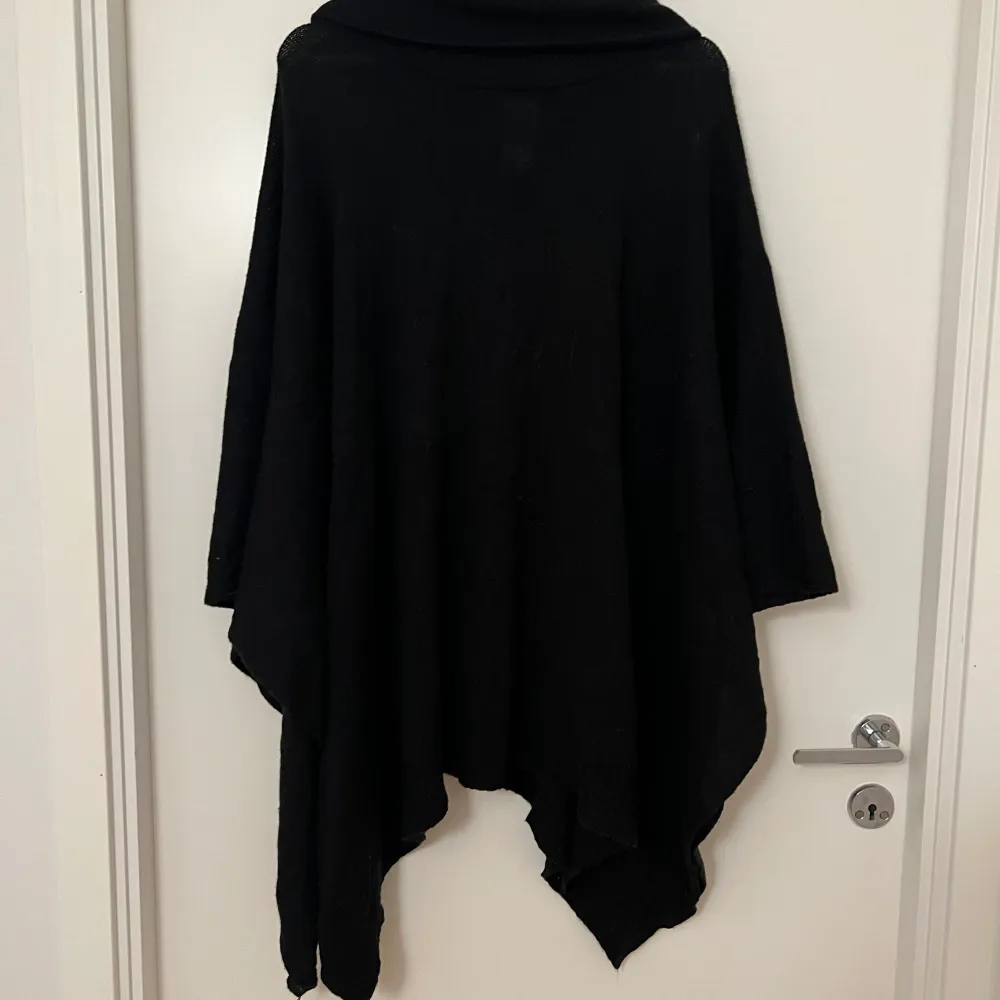 Svart poncho till salu. Använder inte den så ofta så vill sälja den. Finns på fler sidor . Neuletakit & Villapaidat.
