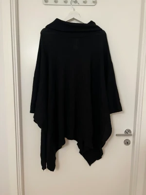 Svart poncho  - Svart poncho till salu. Använder inte den så ofta så vill sälja den. Finns på fler sidor 