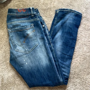 Dondup jeans - Säljer nu dessa riktigt feta Dondup george jeans, perfekta nu till hösten! Bara att skriva om funderingar finns. Storlek 32. Skick 9/10
