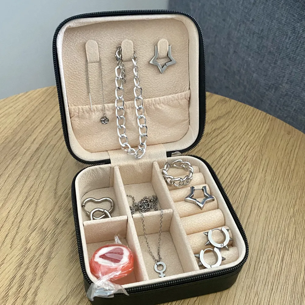 Mått 10x10cm! Förvara dina smycken snyggt och säkert i dessa smyckeskrin! Frakt spårbar 58kr. 💌 Instagram - Vikiicom. Accessoarer.
