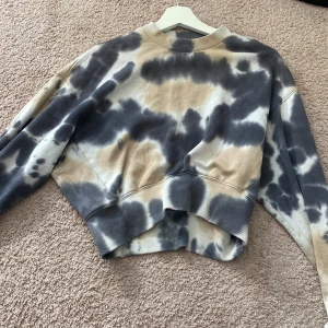 En kroppad tröja  - En väldigt fin tröja som har mycket färg på sig🤍 använd bara några få gånger så ganska ny