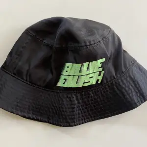 Billie Eilish hatt från en kollektion med HM. 