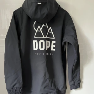 Dope jacka  - En snygg skid/snowboard jacka som är använd en säsong! Inga defekter, ser ut som ny! Nypris 1600kr