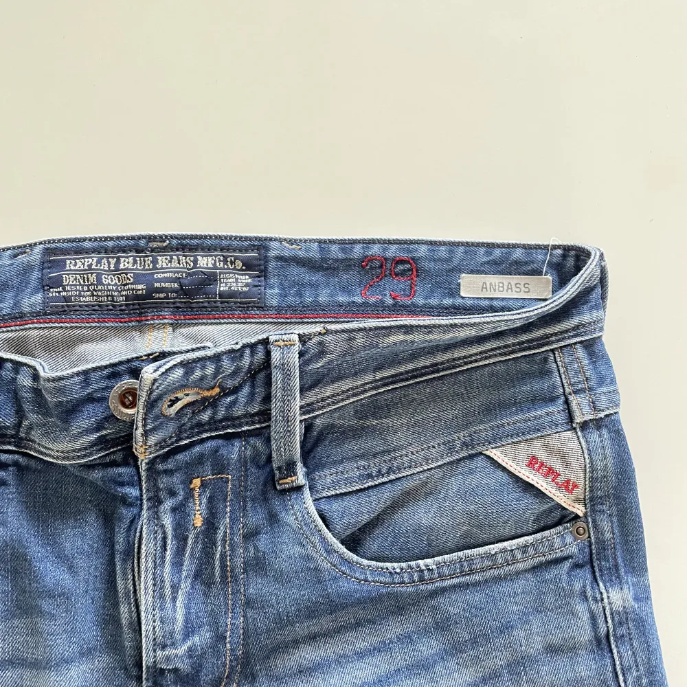 Säljer mina blåa Replay jeans i modellen Anbass! Modellen är 181. De är helt felfria och endast använts ett fåtal gånger! Nypris 1700, säljer för endast 549. Jeans & Byxor.